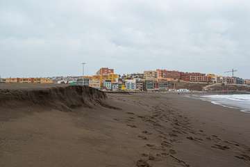 El fuerte oleaje rebana la arena de Melenara/Antonio Rico.